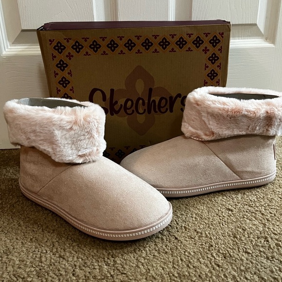 Skechers Shoes - Skechers/Meant To Be NWT Women’s blush Faux Fur Suede Ankle Boots size 7